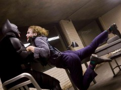 《蝙蝠侠：黑暗骑士》影评 “幽灵”蝙蝠侠保护哥谭安全